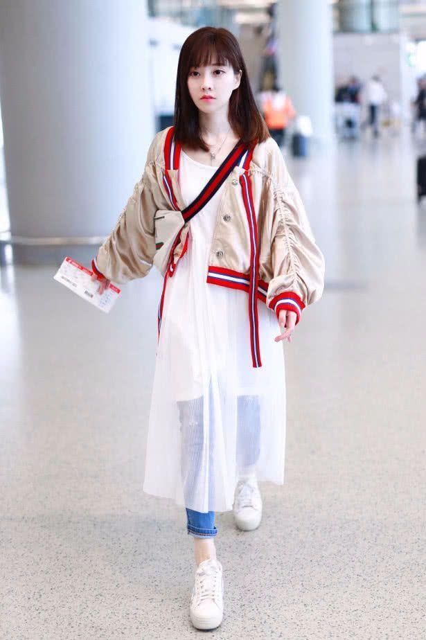 冯提莫真是有“心机”了，剪了个齐刘海把自己额头的缺陷掩盖了!