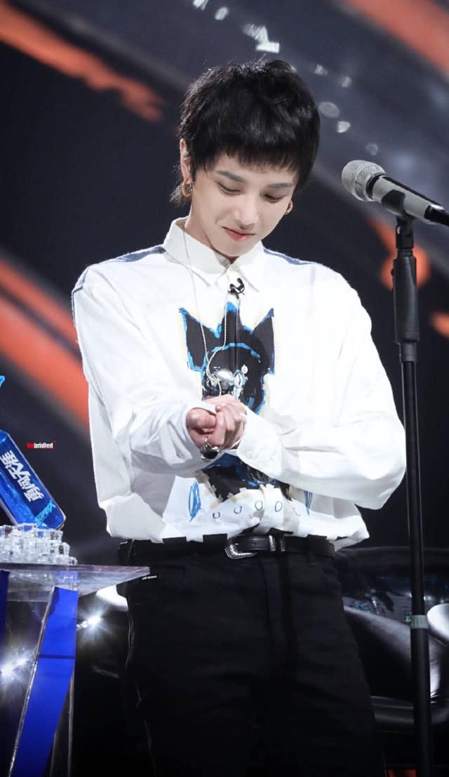 『宇不』华晨宇不熟练乐理知识还敢去批评,歌曲专家教授出文调侃,华晨宇的回应太句句戳心