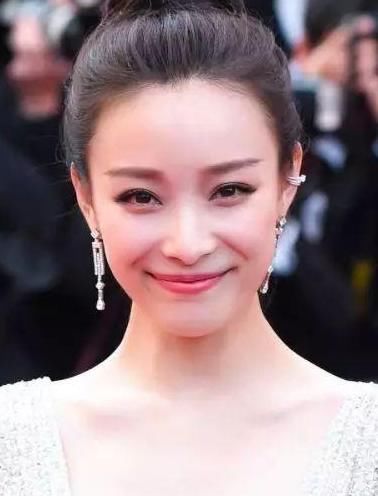 『适合』“眉毛不能随便画,要根据脸型选择,看看你的脸适合哪种眉形”