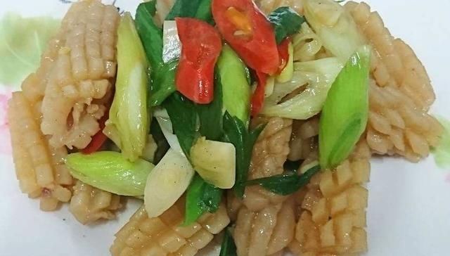  『青蒜』鱿鱼的简单吃法，青蒜炒鱿鱼，咸香又下饭，鱿鱼炒饭早餐美味