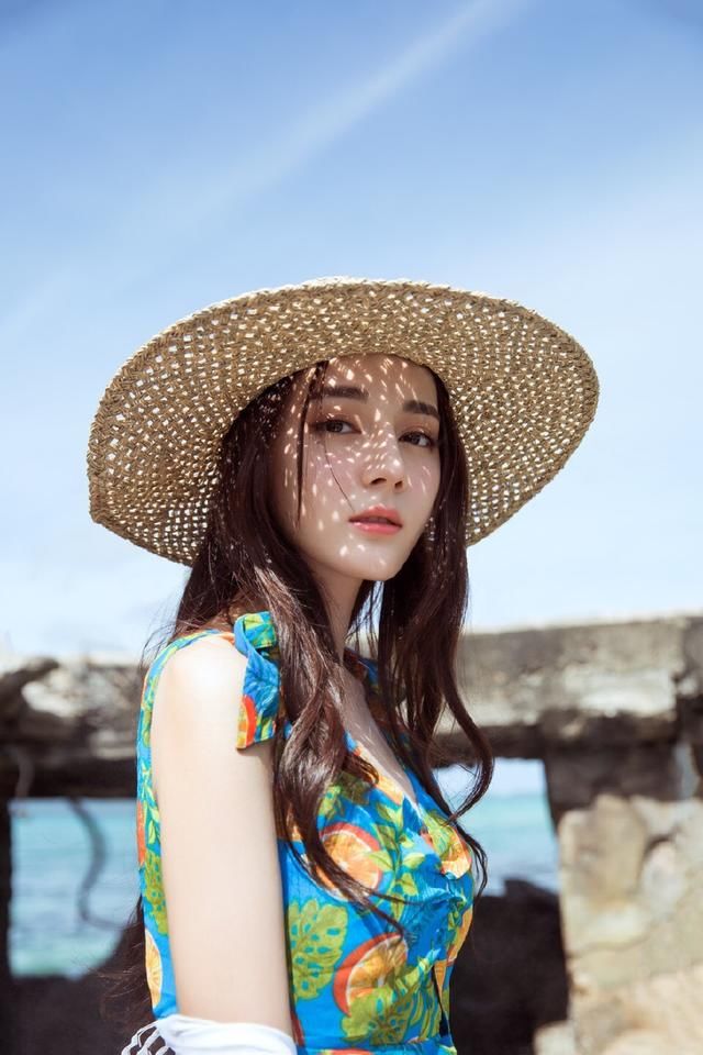 迪丽热巴穿吊带裙大秀美腿!这完美的身材比例，看一眼就被迷倒了