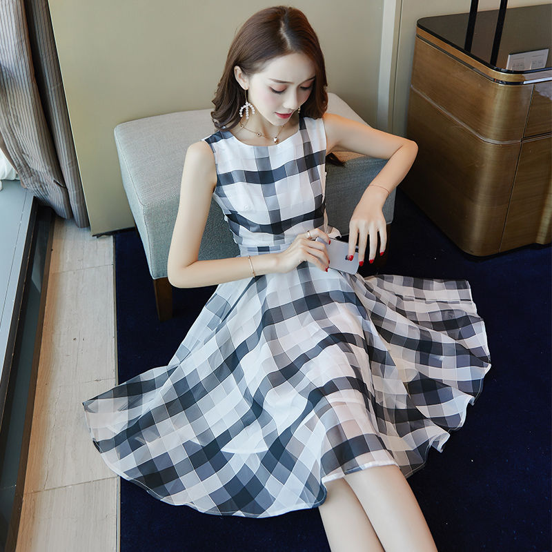 8月阔腿裤已不流行，“冷风蜂腰裙”纤细小蛮腰，专为胖女人设计