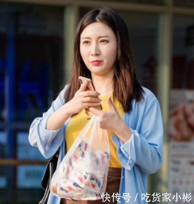  [显得]街拍：小姐姐一件白色的紧身短连衣裙，显得清纯可人