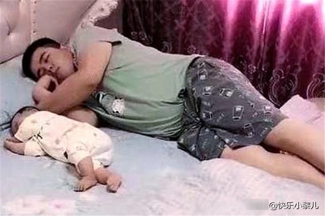 宝爸宝妈:紧张爸爸'意外走红,睡到半道惊醒检查孩子,宝妈:娃还活着呢