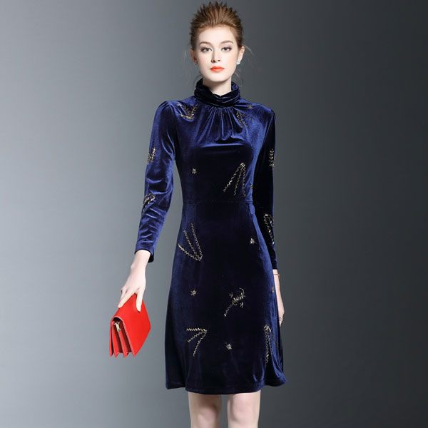 这是一款满满女人味的“金丝绒”裙，若你宠老婆，中秋就送她这裙