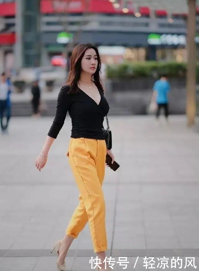  「小姐姐」街拍：美女穿着一双优雅的尖头高跟鞋，看上去清新亮丽又时尚