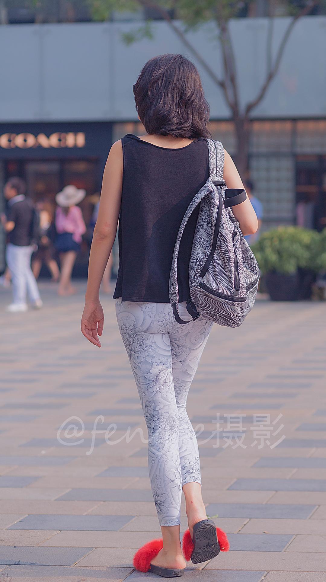 街拍: 这条白色印花紧身裤真特别, 从此再不用担心画风尴尬了