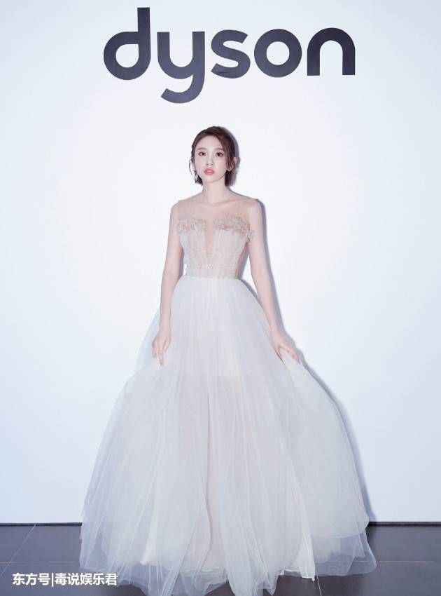 唐艺昕太厉害了，为秀小蛮腰上身竟打满“马赛克”，却意外好看!