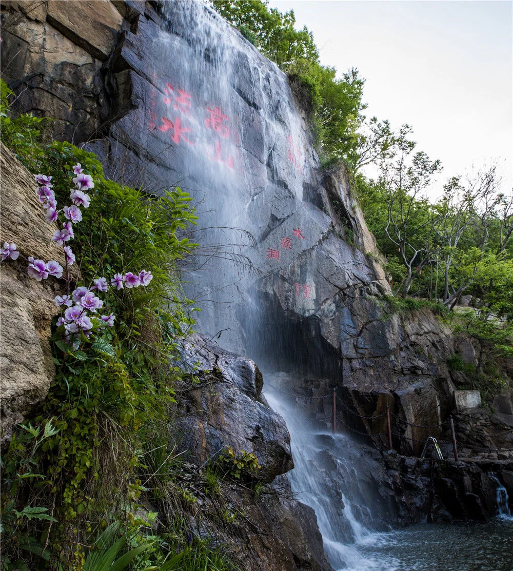 在这里形成了许多幽深的山间峡谷以及各种各样的瀑布和溪流,形成一幅云台地貌的特色景观
