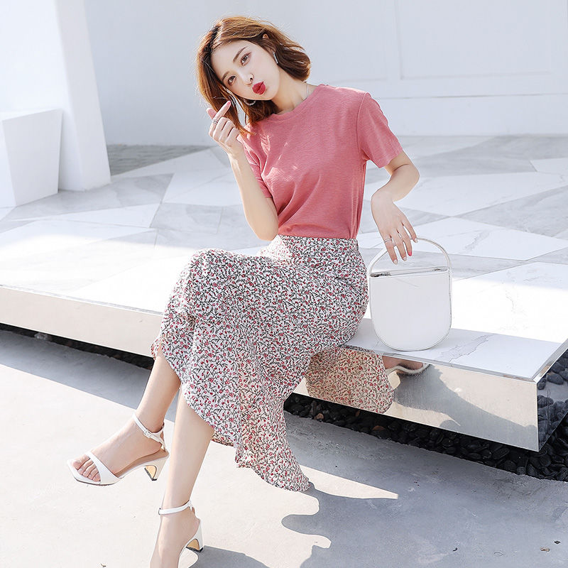 女人性不性感主要看臀，瞧瞧下面女人这穿法，妩媚性感谁都着迷