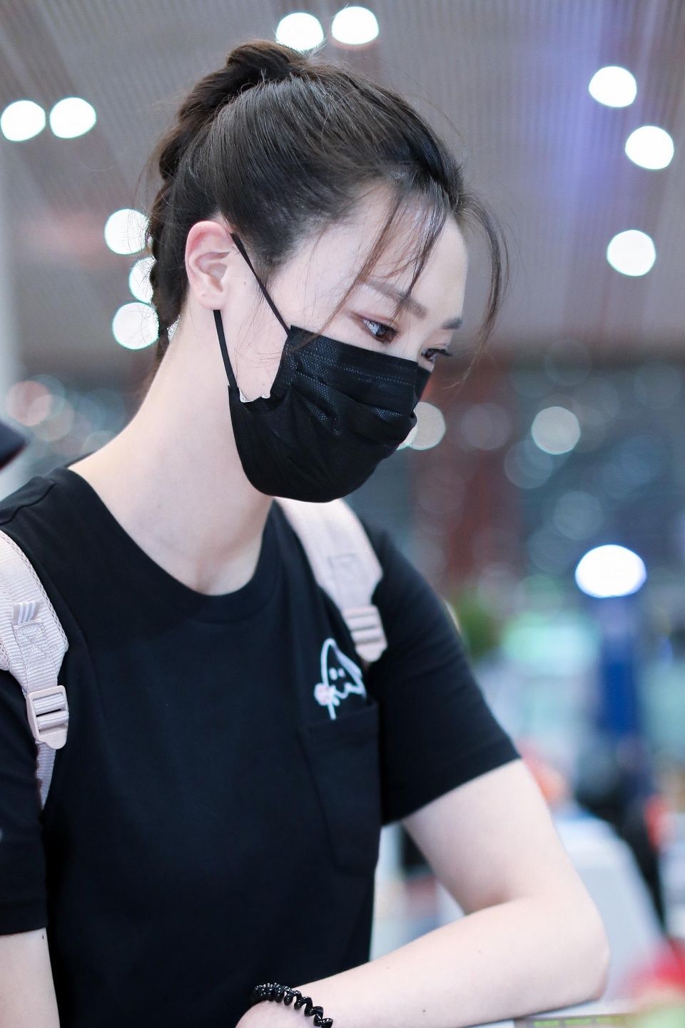 腿长2米!排球女神惠若琪戴口罩现身机场,紧身裤衬托大长腿!