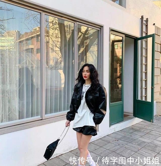  『搭在一起』时髦小姐姐的穿搭攻略，T恤+皮衣，又酷又飒