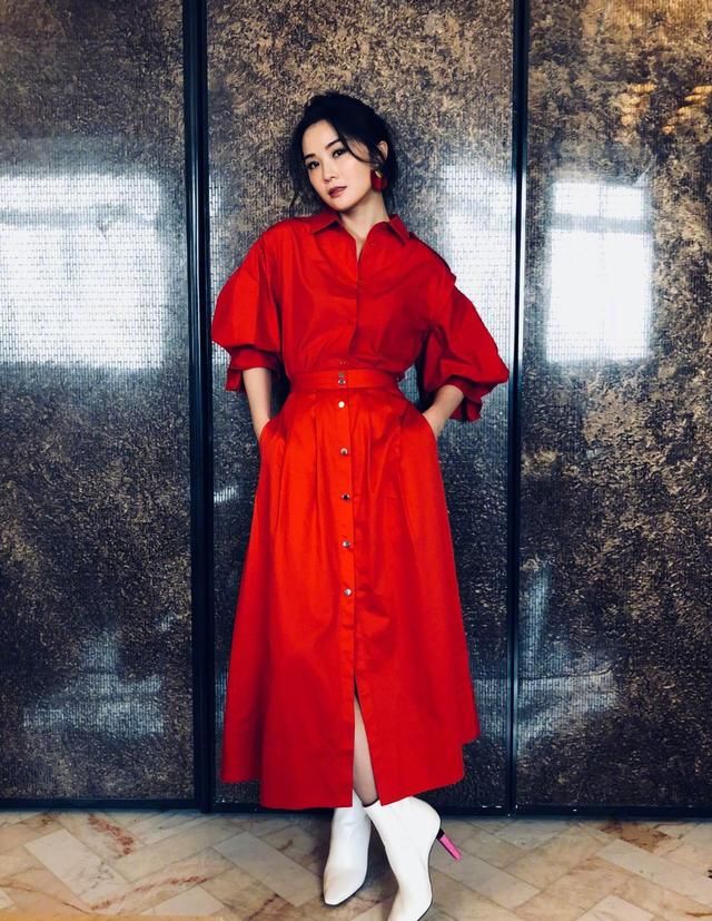 「 童颜」白色深V礼服令人惊艳，童颜女神皮肤白到发光，蔡卓妍太会穿