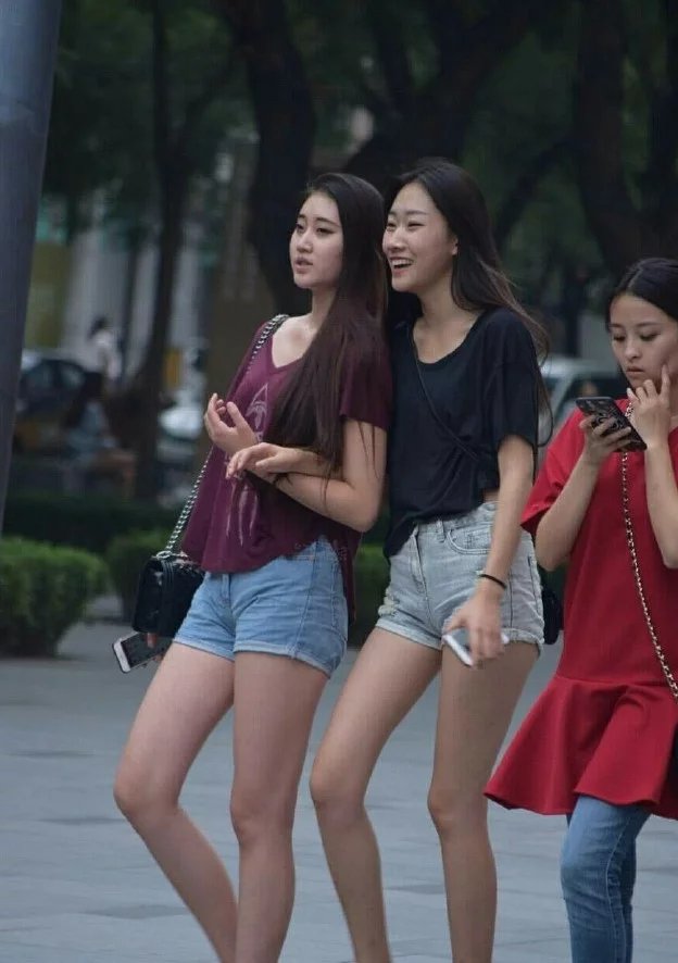 身材高挑的姐妹花街头闲逛，小热裤显逆天大长腿，性感迷人