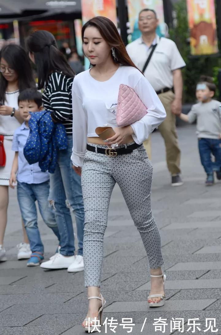 『 服饰』裤型很重要，街拍：身材微胖的女孩如何穿衣搭配