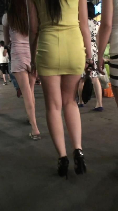 街拍:超短包臀裙，微胖开放的外国女人