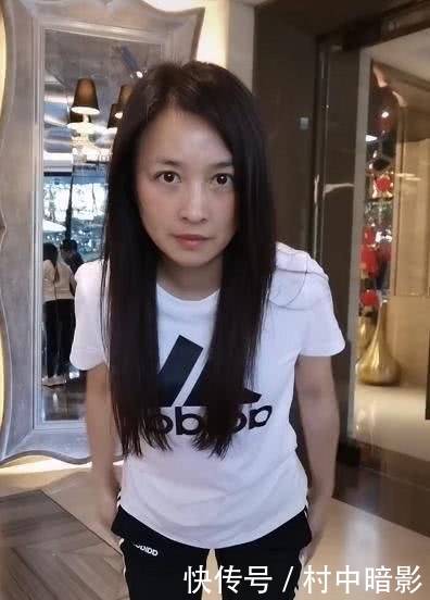 『 颜美』49岁除了有一点眼袋,脸上竟光嫩无一丝皱纹,被张庭的素颜美到了