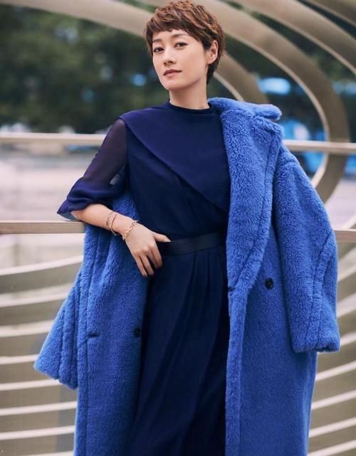 羊羔绒■马伊琍离婚后更美了,穿天蓝色羊羔绒外套高贵大气,气场好强
