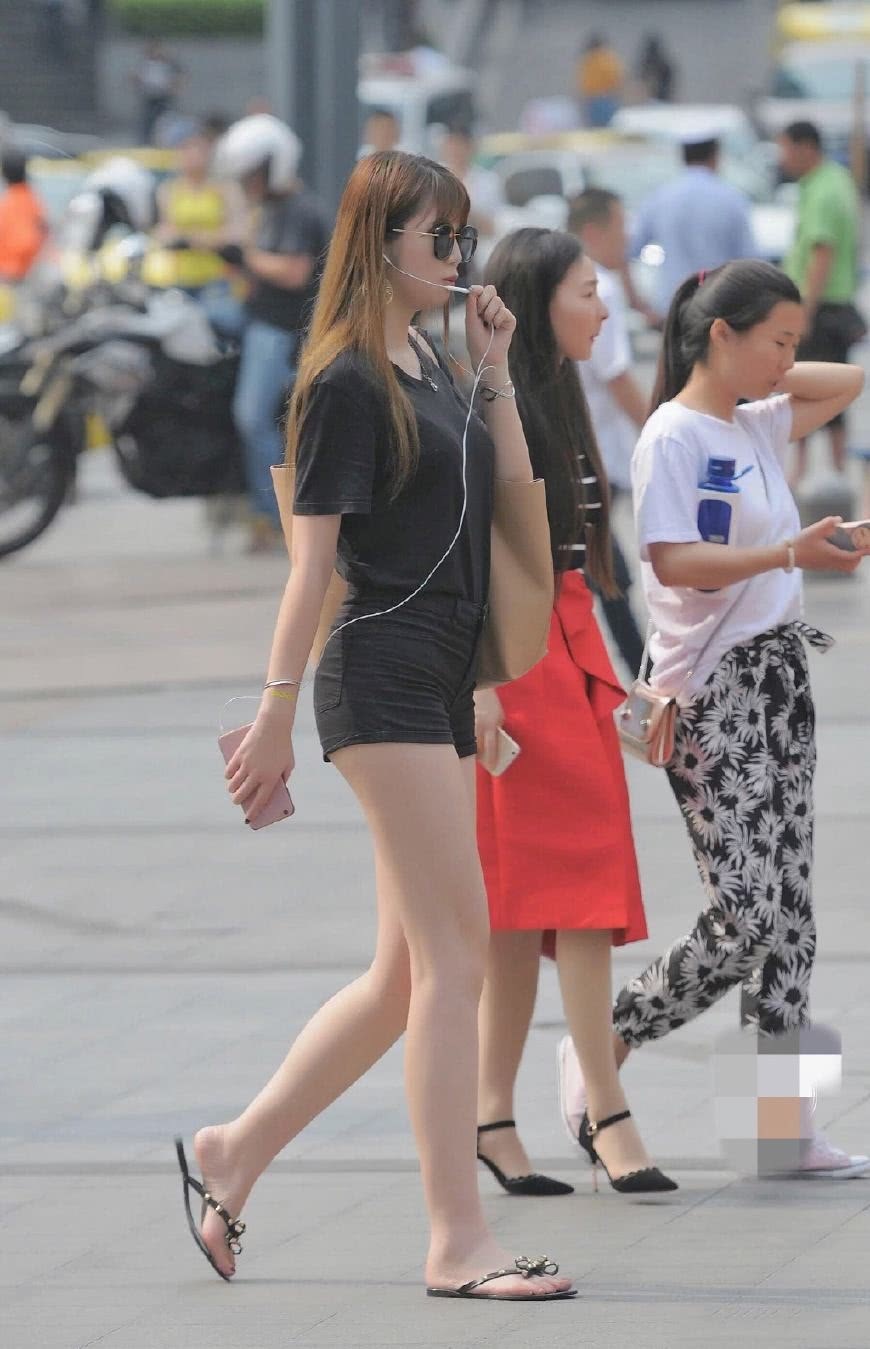 170身材的颜值美女，一双美腿差不多有一米长，穿热裤显得好高！