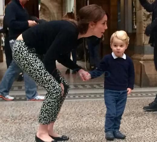 凯特王妃私下带娃，大花裤土到掉渣，网友:差点没认出!