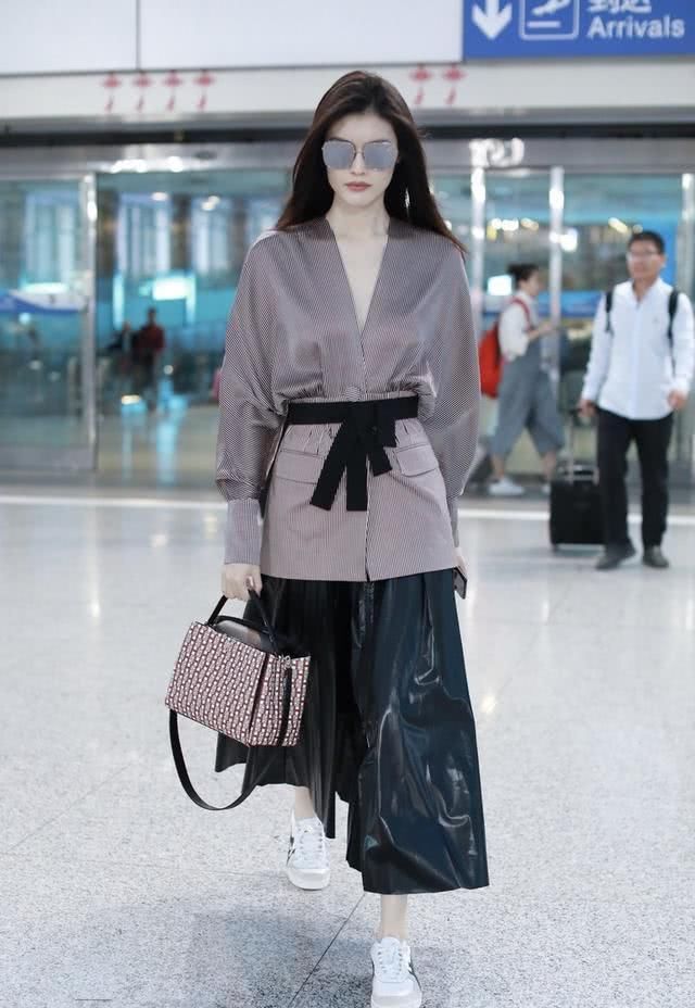  「碎花」网纱裙碎花裙已失宠！今年流行长款皮裙，可甜可盐，酷女孩必备