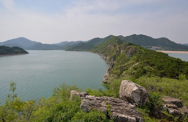 首都的这个景点，距市区1.5小时车程，层林尽染碧波荡漾