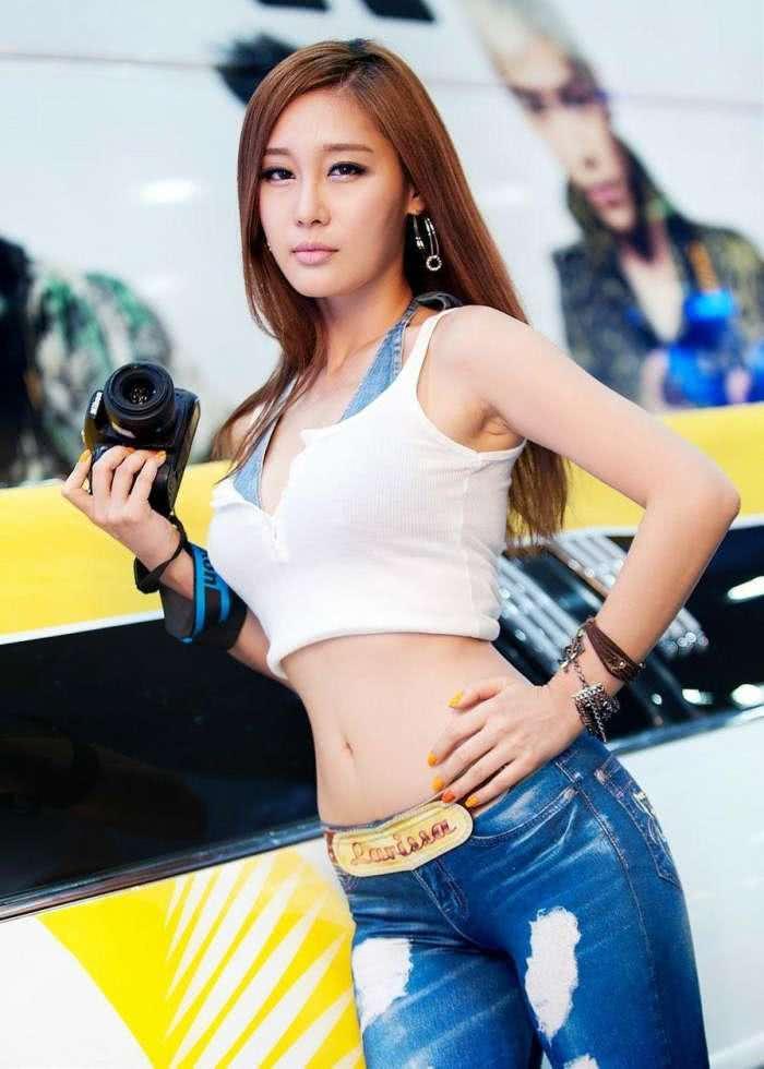 紧身裤穿搭时尚撩人充满女人气息，完美曲线让人不想移开眼睛