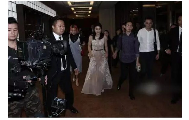 郭晶晶穿礼服出席活动，好身材一览无遗，网友:她的气场太强了!