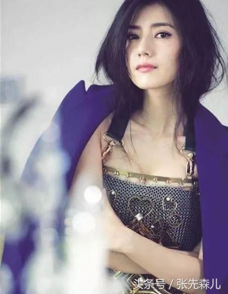 高圆圆身穿白色裙子，大胆开叉，网友：真想给她撕掉！