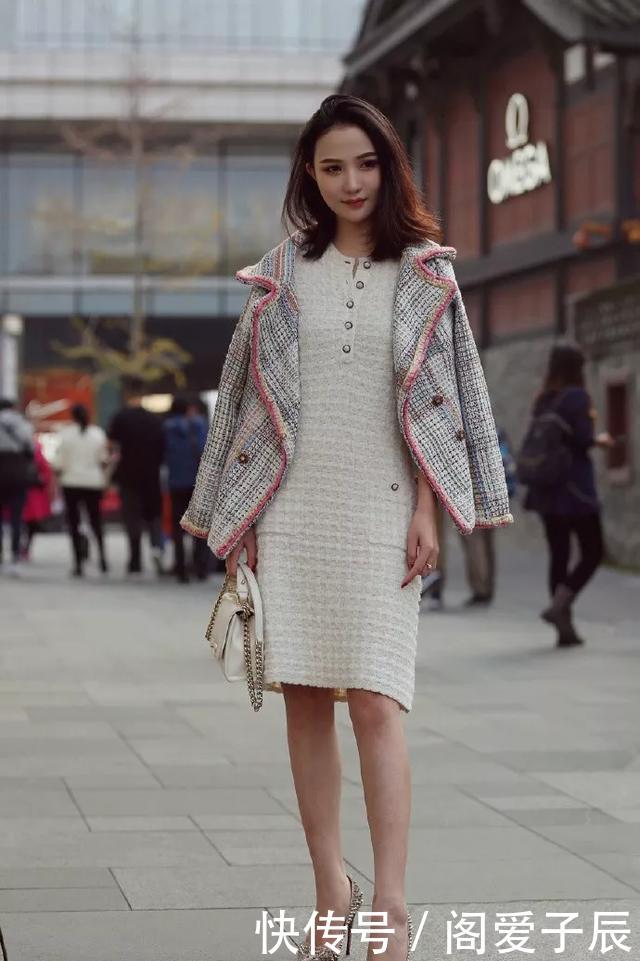 『韵味』美女一双黑色的高跟鞋,典雅又精致,能够凸显出她独特的韵味