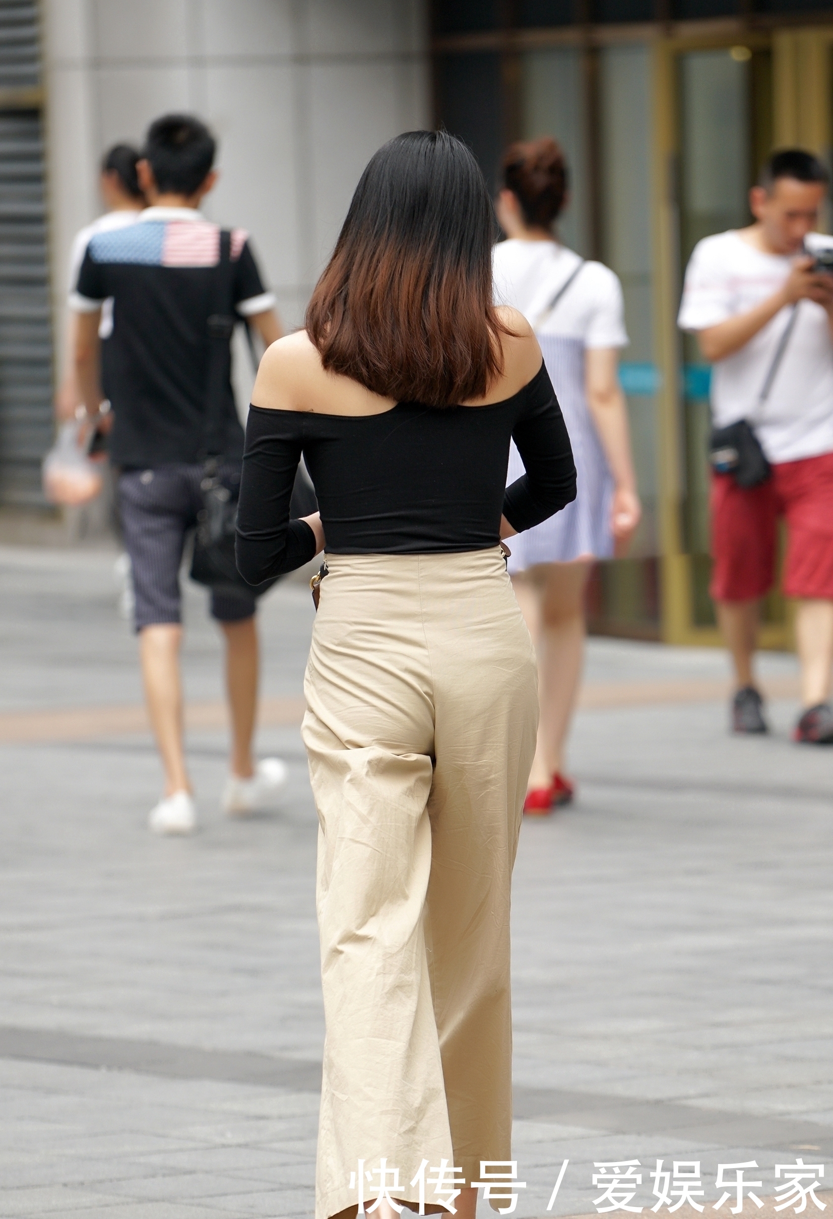 「风格」路人街拍:两个时尚小姐姐教你搭配,风格简单不易出错!