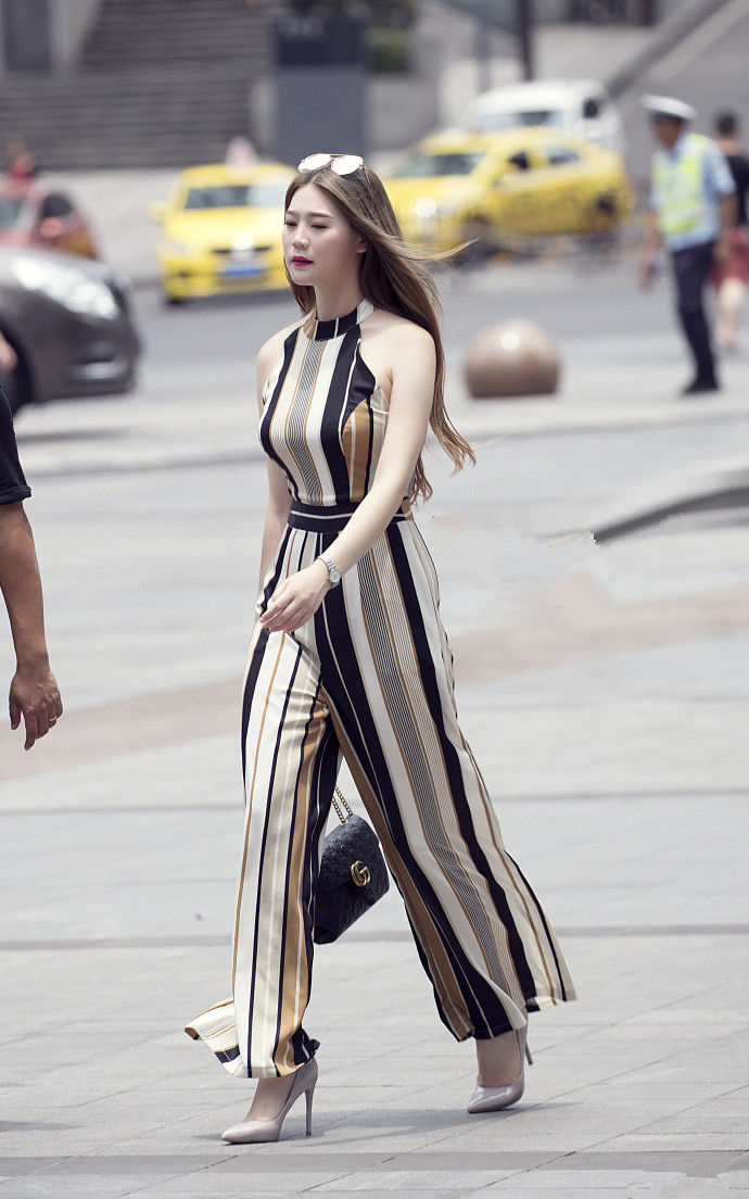 重庆街拍，高配颜值与身材，女神范十足的出街搭配