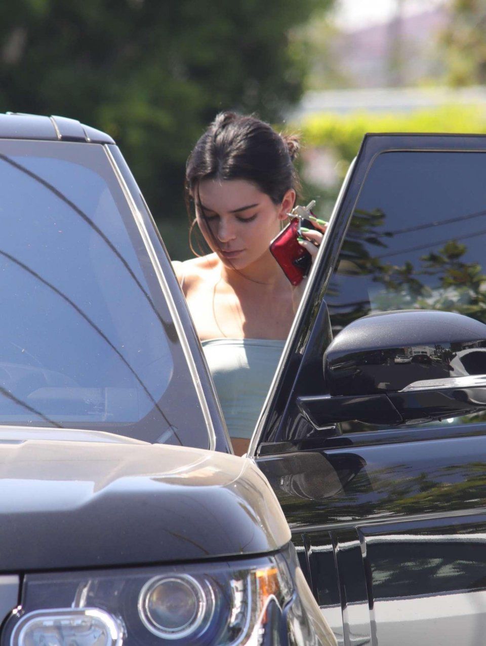 肯达尔詹娜吊带背心搭配牛仔裤出门，网友：超模永远不会穿错！