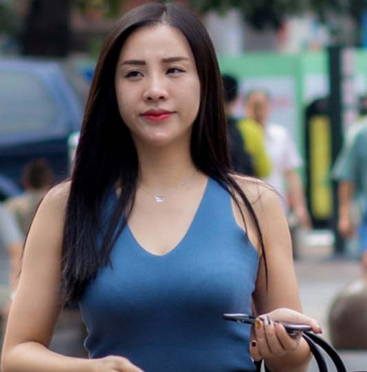 知性优雅的美女，紧身包臀裙，苗条长腿，身姿性感妖娆多姿！