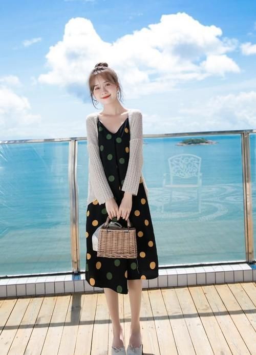 『春天』春天穿“波点吊带裙+防晒衫”,这样搭年轻十岁不止,真的美翻了