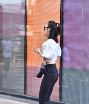 「英姿飒爽」美丽高跟妹子,英姿飒爽的秋天配美脚,秋天不冷吗?