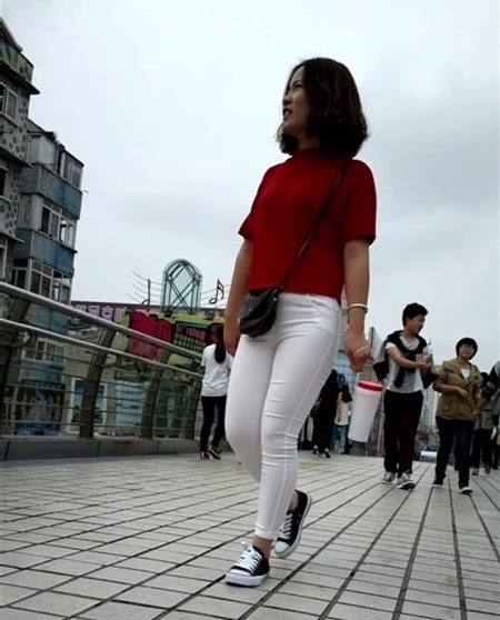 白色紧身裤小姐姐双腿丰腴，臀部圆润，红色的上衣显出娇艳动人的