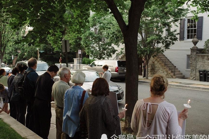 伊万卡穿黑西装拎香奈儿回家, 为躲邻居衣服没换就再次出门