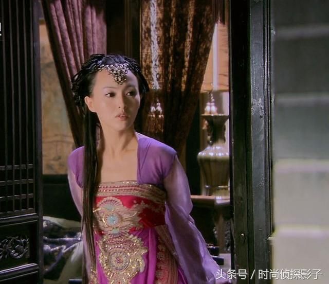 轻轻推开房门的古装女子，唐嫣刘亦菲张芷溪，谁的出现令你心动？