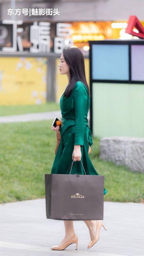 美女|盛夏是穿裙子的季节,这些美女选择绿色连衣裙,清新养眼又时尚