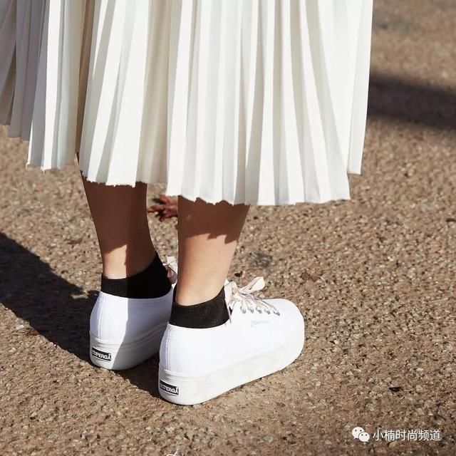 球鞋新趋势：厚底设计搭上运动风，修饰身材还兼具舒适感
