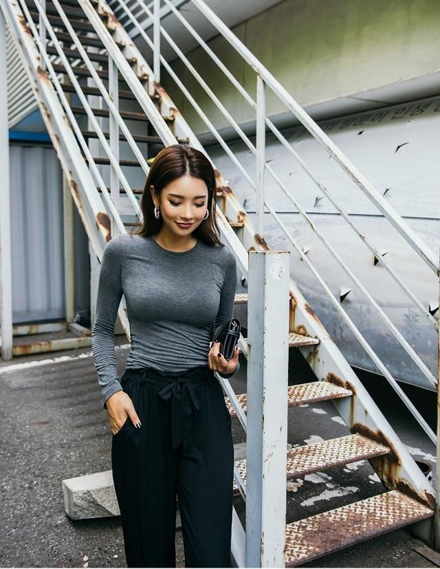 人像摄影:简约的颜色,让姑娘看上去更加具有成熟的女人味