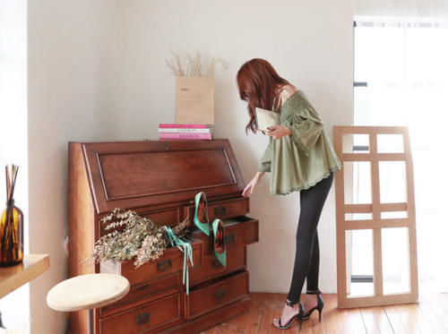 紧身裤|嫣然巧笑孙允珠暗绿色性感露肩透视雕花上衣修身显瘦紧身裤