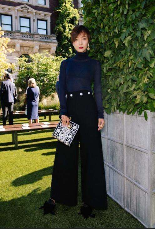 看了王珞丹的这双鞋, 男人都要怀疑人生, 网友: 这怎么走路?