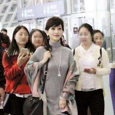 赵雅芝现机场, 一件毛衣惹争议, 网友: 女神也hold不住紧身啊!
