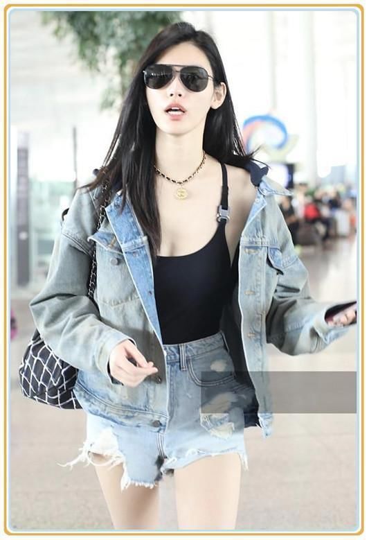 奚梦瑶再现机场,终于在吊带衫外套了件外套,网友:还不如不穿!