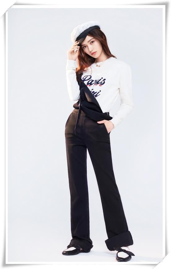 林允真敢穿！超短裤再提高0.5cm全露光，网友：两根毛该剪了