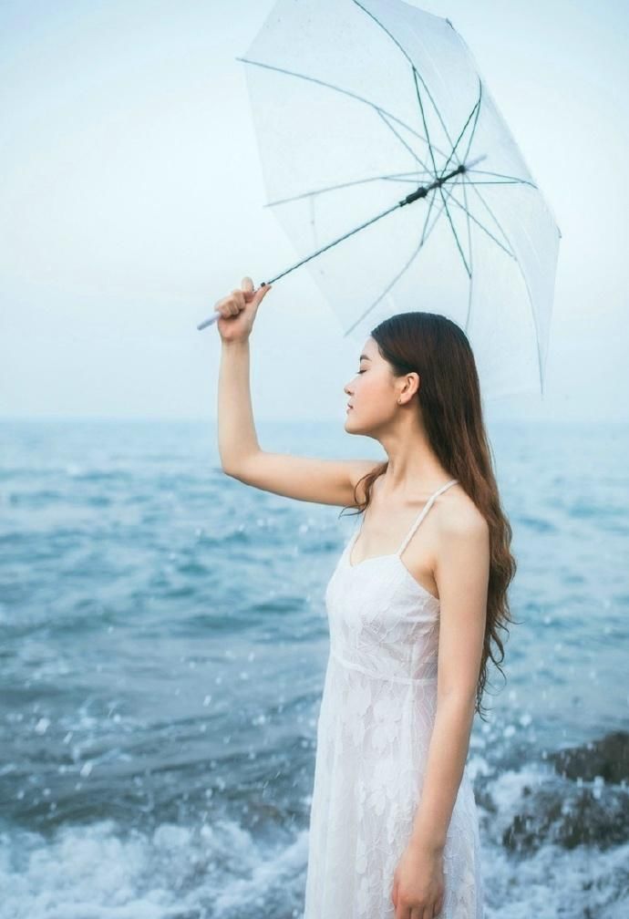 吊带美女性感大胸海边迷人写真图片