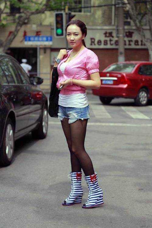 街拍:图1肯豆真胆大,下身只穿安全裤?图5傲人身材若隐若现！