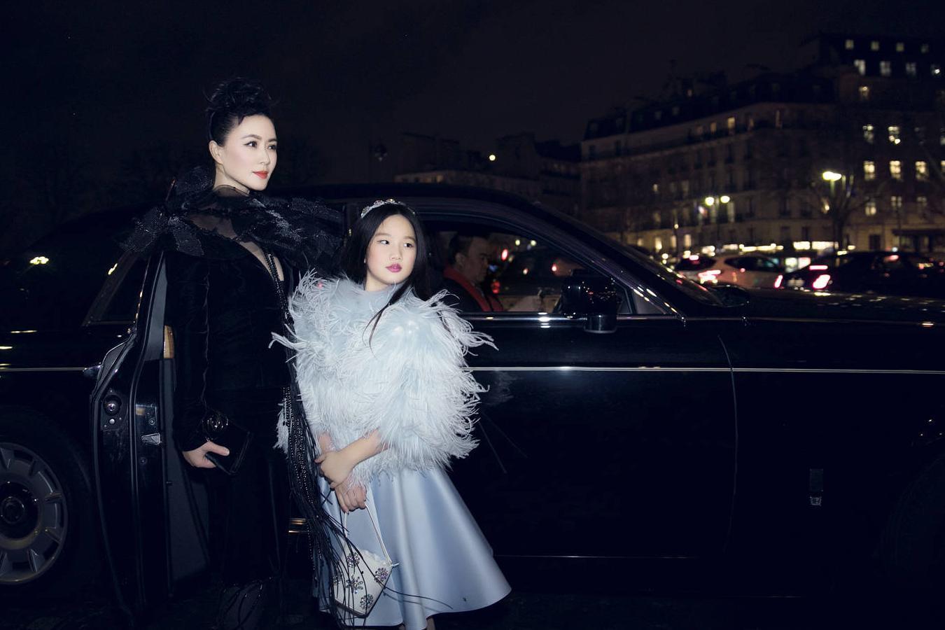 这对母女才是时尚圈高级范儿的示范，李湘母女在她们面前都显得lo